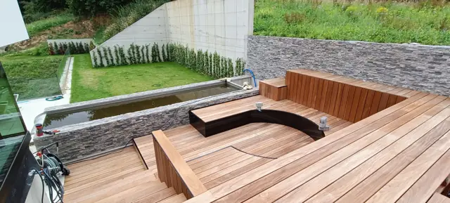 Terrasse en bois avec banquette et bassin réalisée par Sebonard