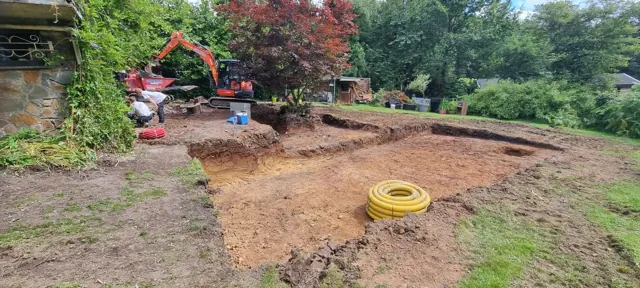Terrassement du chantier de piscine à la pelle mécanique